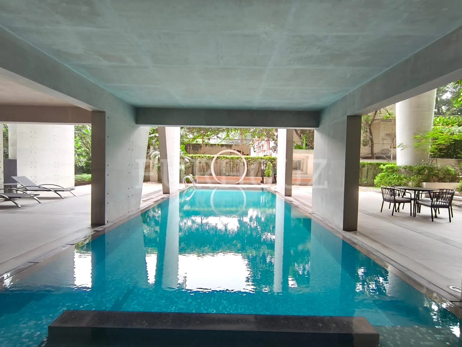 Apartment With Swimming Pool