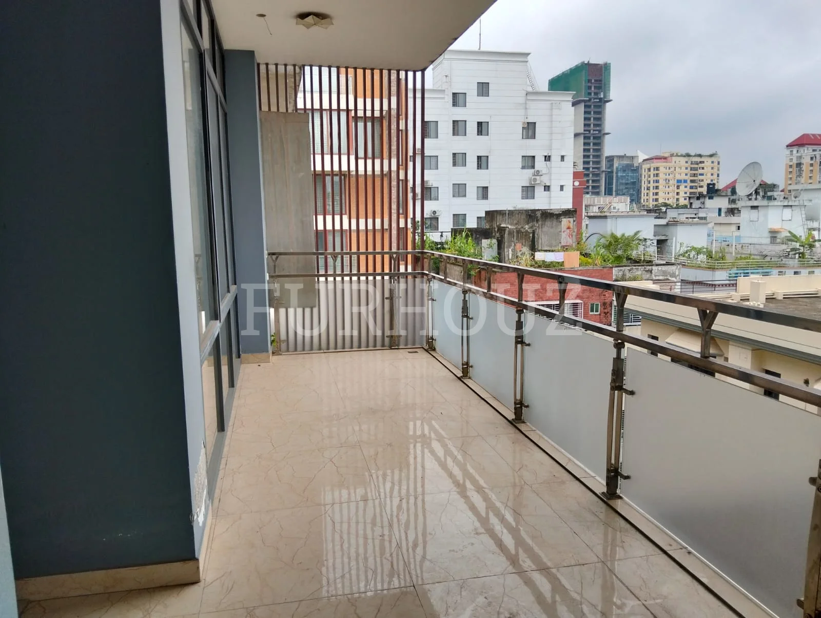 Apartment With Spacious Balcony