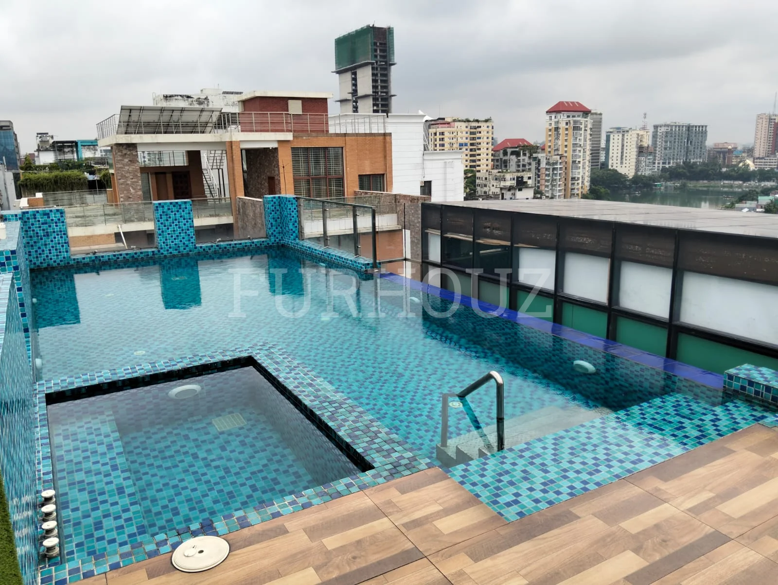 Apartment With Swimming Pool