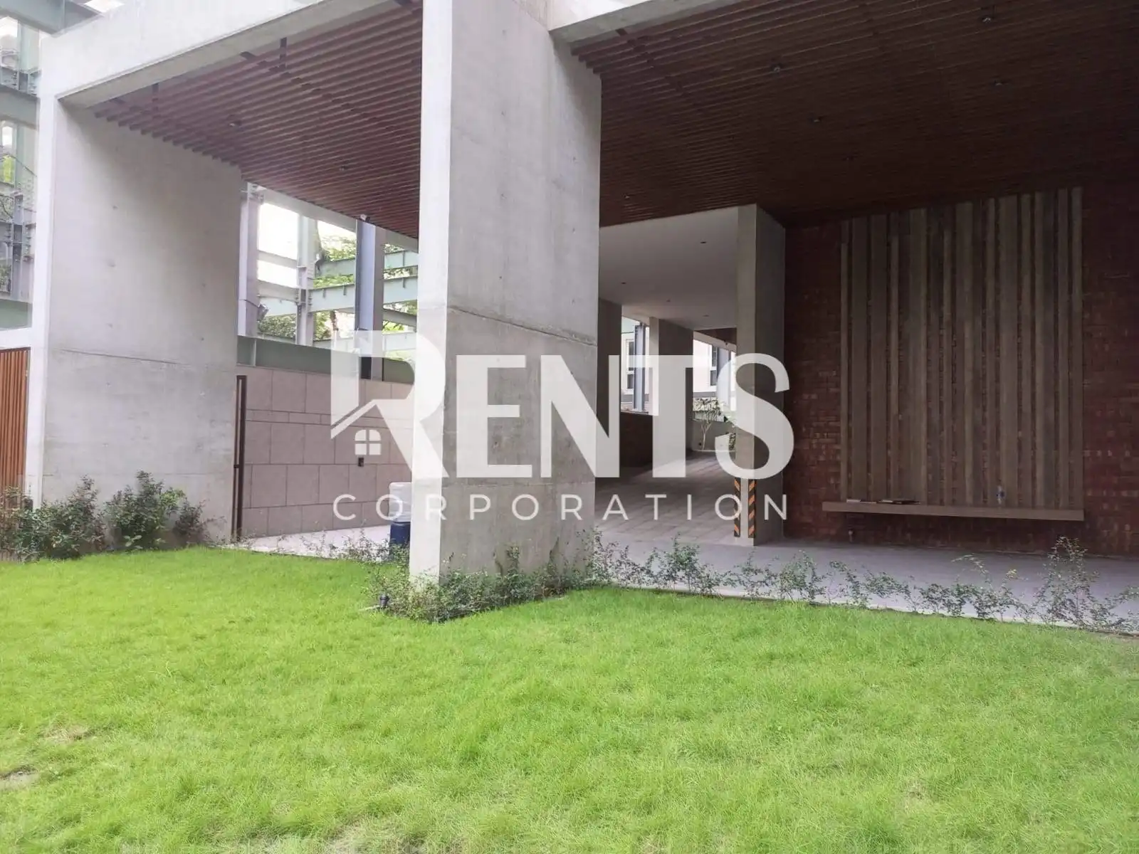 Villa on Hollywood Boulevard