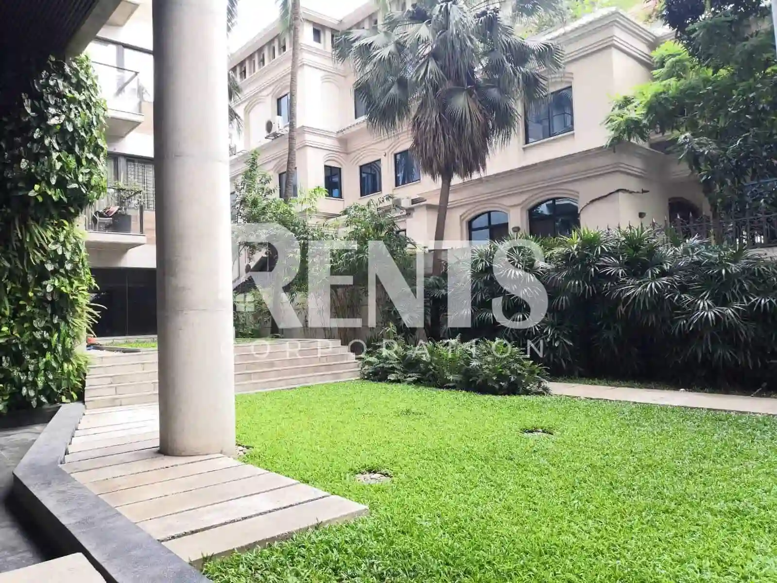 Villa on Hollywood Boulevard