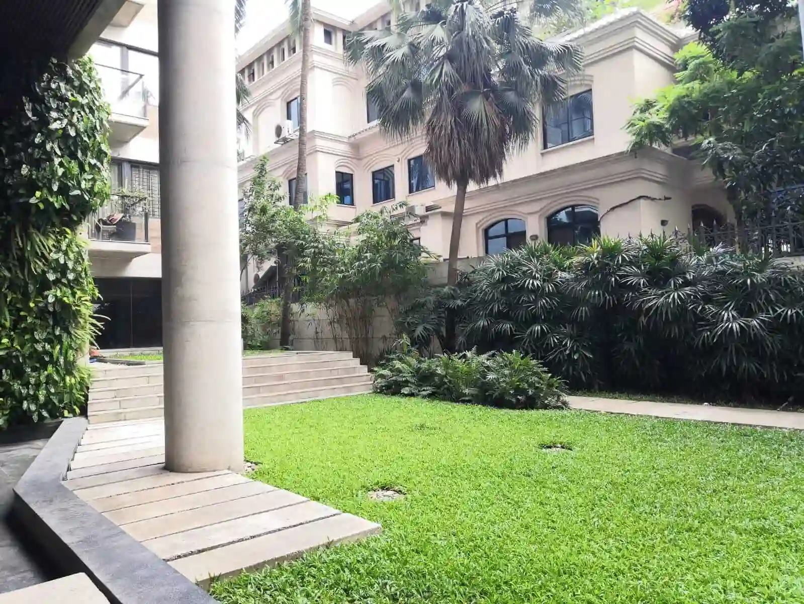 Villa on Hollywood Boulevard