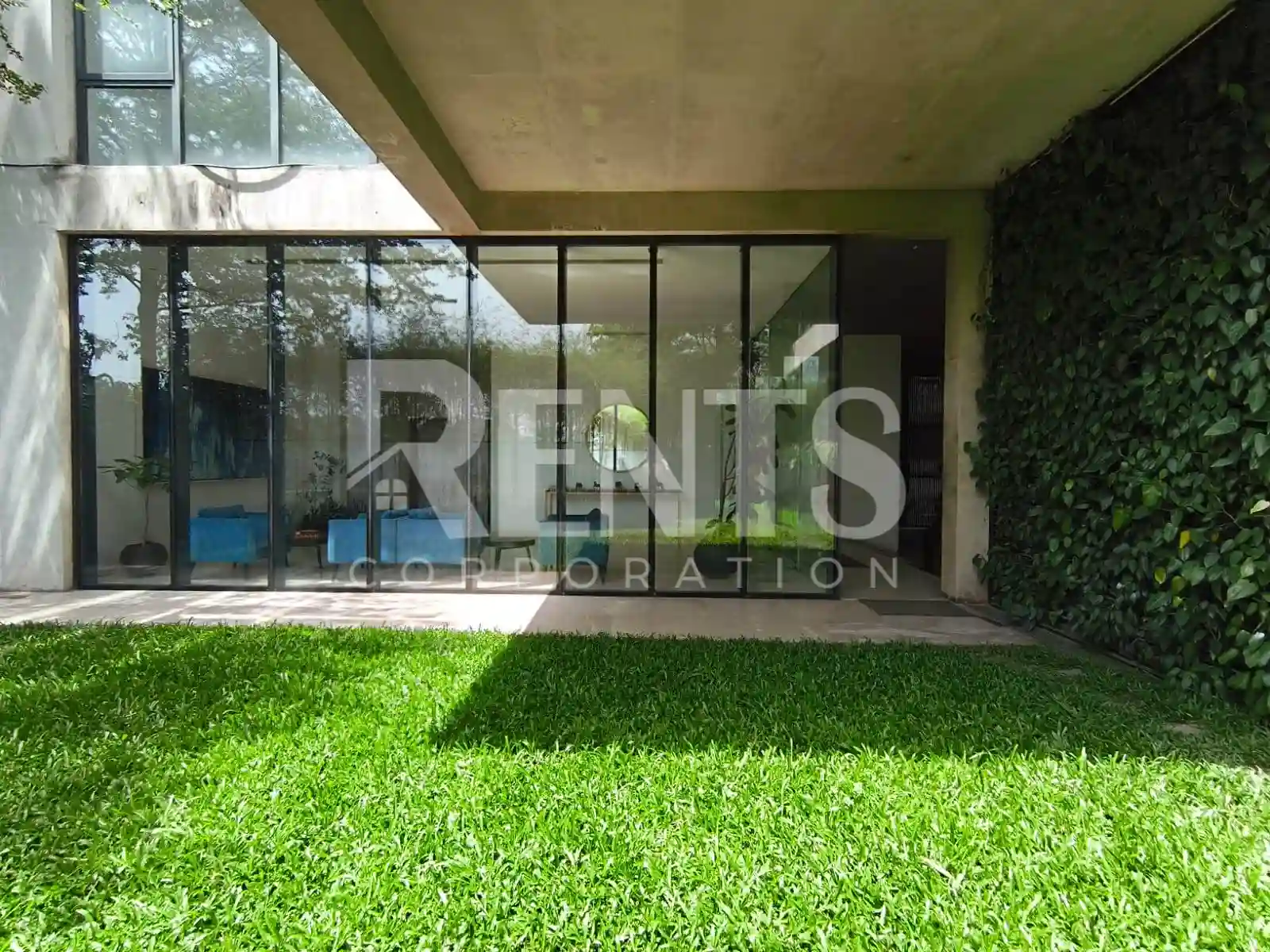 Villa on Hollywood Boulevard