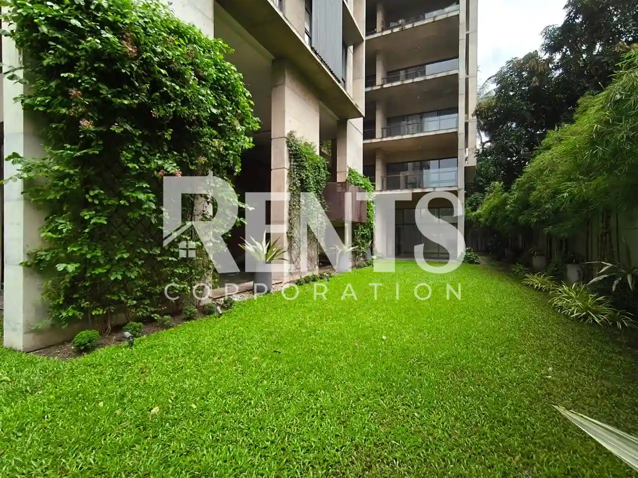 Villa on Hollywood Boulevard