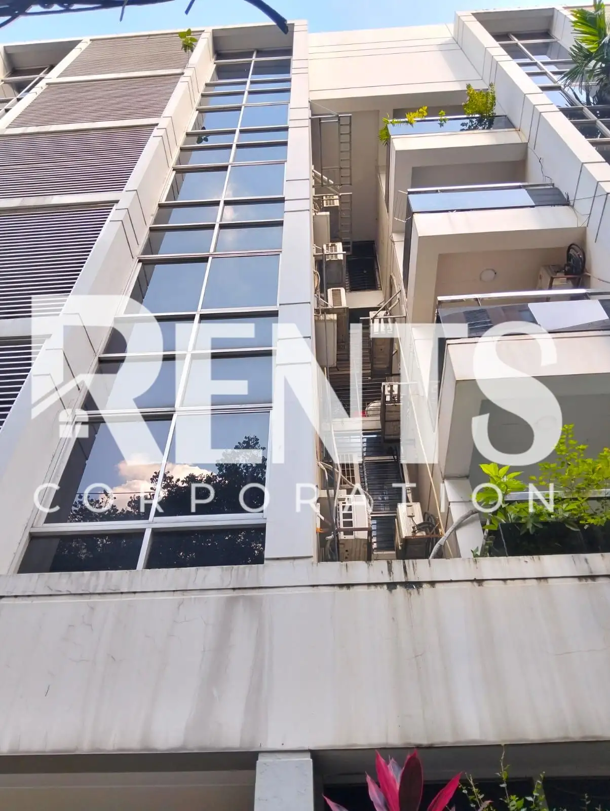 Villa on Hollywood Boulevard